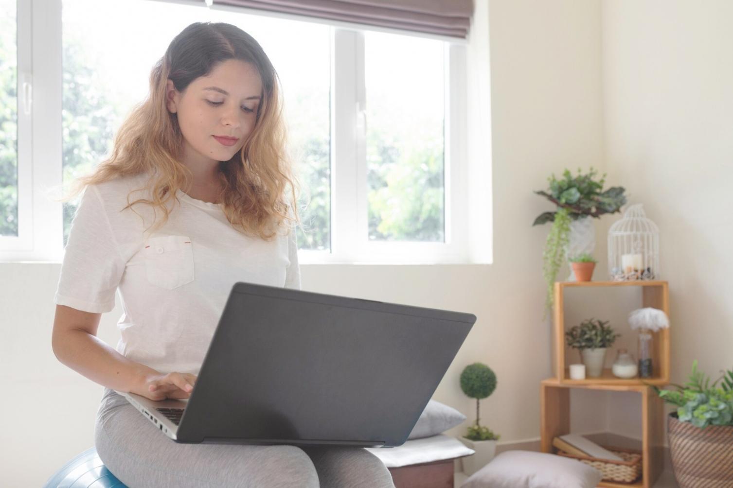 Profesional analizando datos financieros en múltiples pantallas